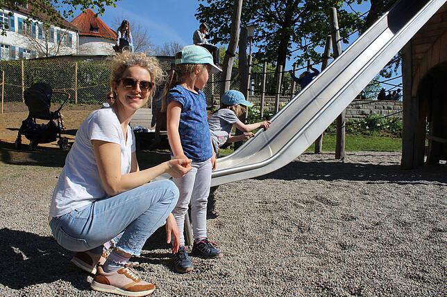 Bei schönem Wetter sind Nadine Vogler und ihre Tochter Jana fast täglich auf dem Spielplatz.