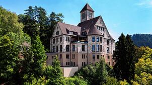 Offiziell trägt die große Stadtvilla über Schramberg den Namen Gut Berneck &ndash; aber warum sie auch Junghans-Burg genannt wird, ist ...