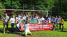 Großer Jubel nach dem Spiel: Der Türk. SV Singen zeigt den Pokal für die Meisterschaft in der Landesliga.