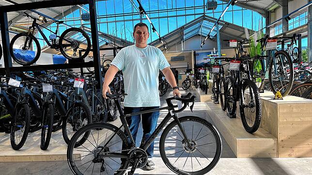 Interims Filialleiter Raik Hoffmann in dem neuen Fahrradladen auf Herdenen. Die Kette, für die er arbeitet. ist jetzt auch in VS ...