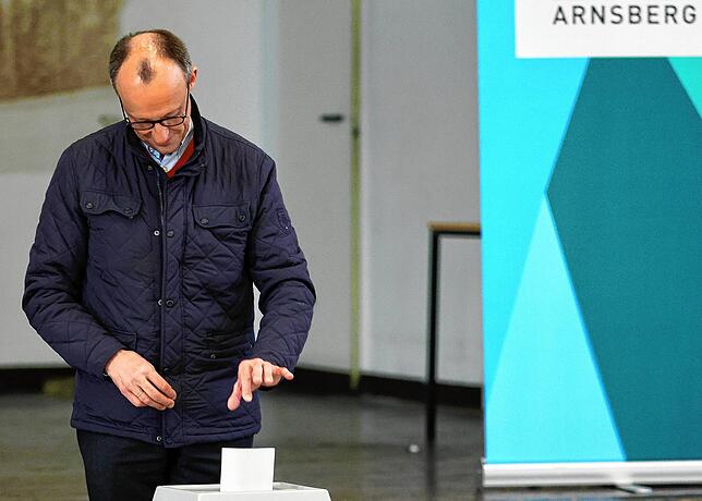 Friedrich Merz (CDU), Parteivorsitzender und Kanzlerkandidat, gibt im Wahllokal in der Schützenhalle Arnsberg-Niedereimer seine Stimme ab.