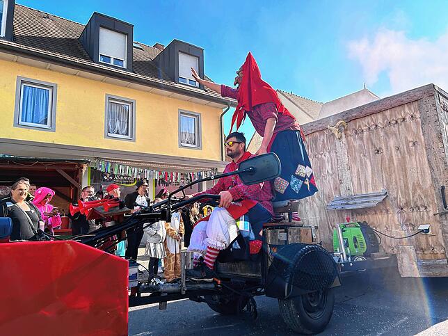 Papa Dejan fährt den Hexenwagen und hinter ihm springt Sohn Luca auf.