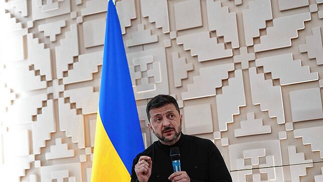 Ukraines Präsident Wolodymyr Selenskyj spricht mit Journalisten in der ukrainischen Botschaft in Ankara. Am Freitag soll es eine Reihe ...