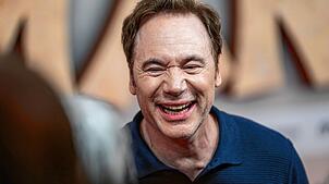 Michael „Bully“ Herbig (57) machte erst eine Ausbildung zum Fotografen, bevor seine Karriere als Komiker begann. Bekannt wurde er Ende ...