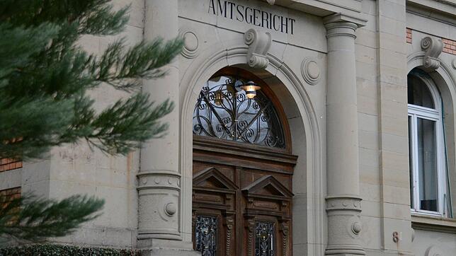 Vor dem Amtsgericht Überlingen: Ein junger Mann muss 500 Euro bis Ende des Jahres zahlen. Bild: Martin Baur