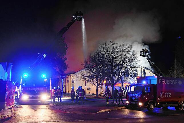Die Scheffelhalle in Singen brennt: Noch vor wenigen Tagen ging es um die Sanierung der 95 Jahre alten Halle, die vielen Vereinen eine ...
