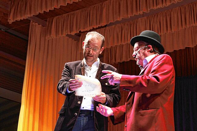 Armin Ruhland alias Claude Roman (rechts) holte sich für seinen Auftritt Bürgermeister Stefan Keil als Assistenten auf die Bühne.