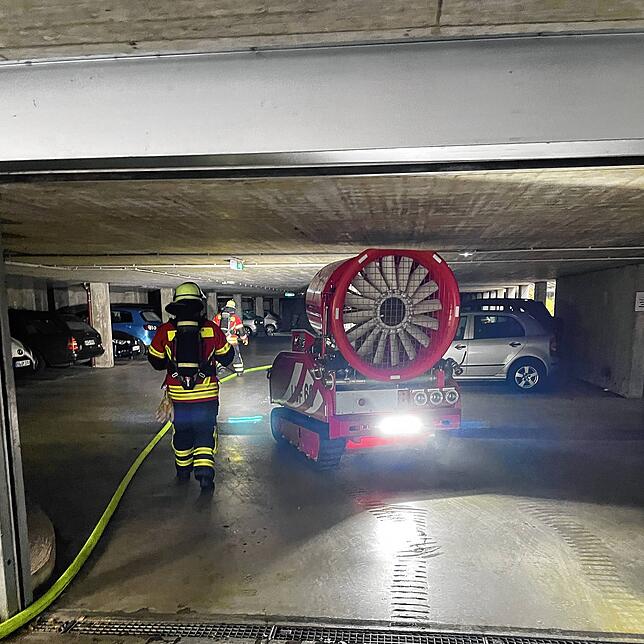 Bei dem Brand in der Tiefgarage am Georg-Elser-Platz kam auch ein Großlüfter, ein sogenanntes Löschunterstützungsfahrzeug (LUF), zum ...