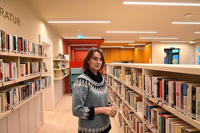 Bibliotheksleiterin Yvonne Radzuweit im oberen Stockwerk der erweiterten Bücherei in Waldshut.