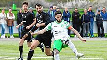 Max Schneider (rechts) spielt im Hinspiel den Ball, KoWos Michail Karcourniaris lauert im Rücken. Übrigens: Das Spiel am Samstag ist das ...
