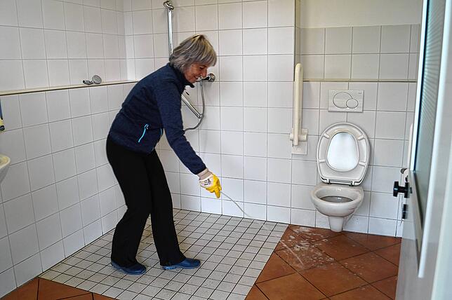 Gitta Schrick bringt die Dusche und das Behinderten-WC auf Vordermann.