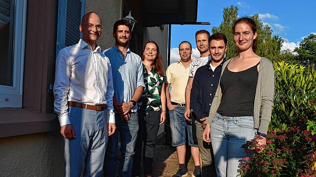 Bürgermeister Martin Ragg zusammen mit den nun verpflichteten neuen Ortschaftsräten (von links): Michael Müller, Corina Link, Thomas ...