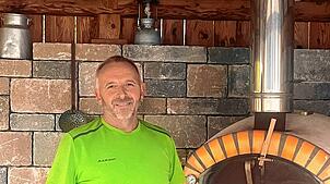 Jörg Burmeister ist nicht nur in der Gemeinde gestalterisch tätig, sondern legt auch zu Hause immer wieder Hand an, wie hier bei seinem ...