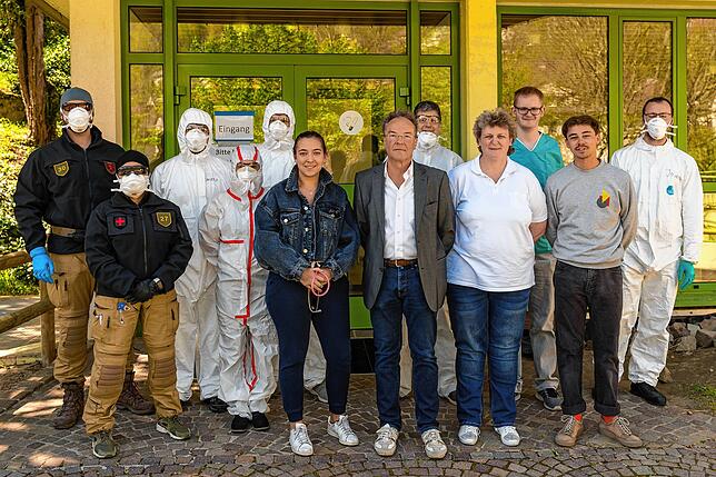 Das Team der Fieberambulanz steht vor dem Eingang der Chilbisporthalle in Waldshut, in der seit 30. März Menschen mit Corona-Symptomen ...