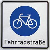 Dieses Schild, Verkehrszeichen 244, zeigt den Beginn einer Fahrradstraße an.