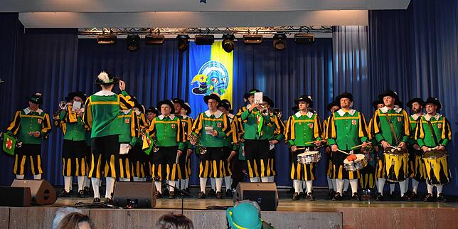 Der Fanfarenzug stimmte gleich zu Beginn der Generalversammlung der Grundel auf die kommende Fasnacht ein.