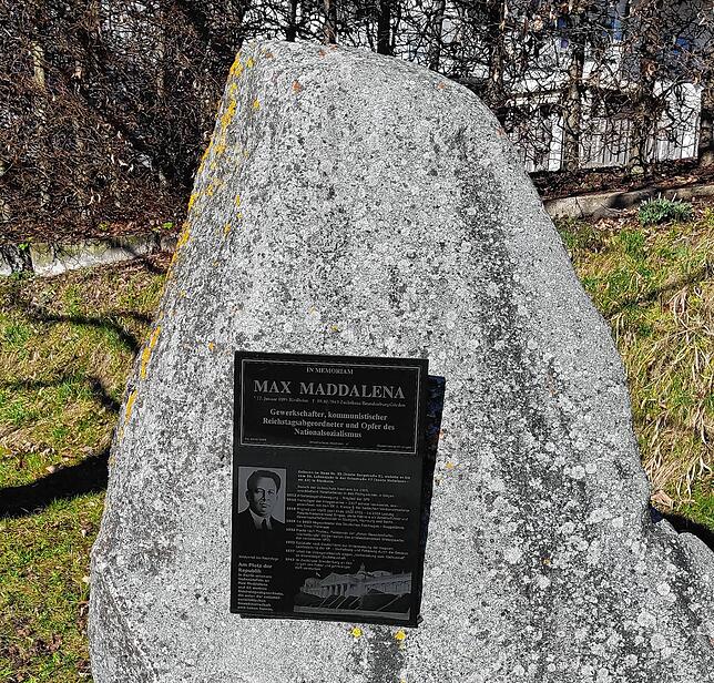 Ein Gedenkstein in Hilzingen-Riedheim erinnert an Max Maddalena, Opfer des Nazi-Regimes im Zweiten Weltkrieg.