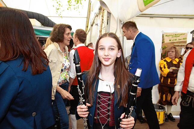 Bild 17: Gute Stimmung beim Jubiläumsumzug des Musikvereins Liggersdorf im Rahmen des Bezirksmusikfestes