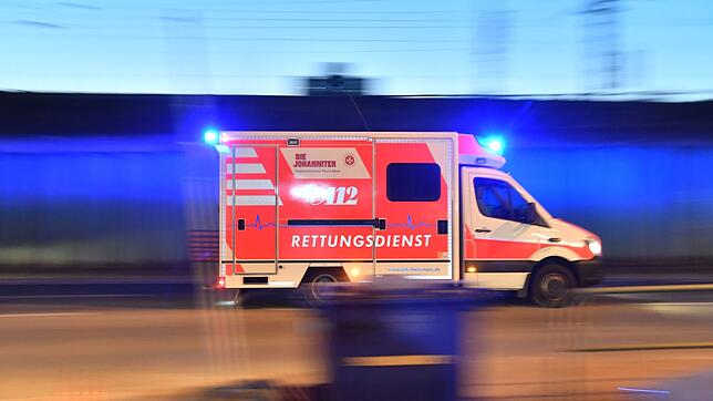 Rettungswagen mit Blaulicht Obwohl der Mann in ein Krankenhaus gebracht wurde, kam jede Hilfe zu spät. (Symbolbild)
