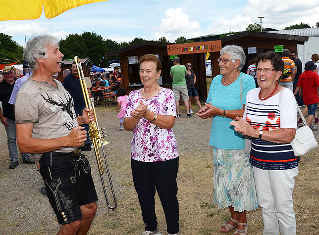 Lokalmatador Helmut Doser zieht Hermine, Erika und Berta in seinen Bann.