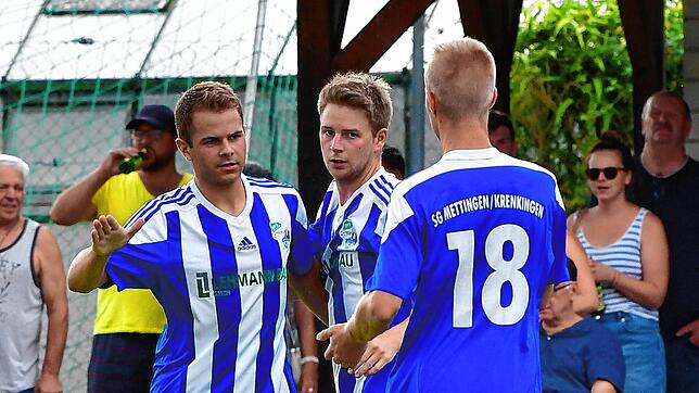 Passt: Julian Bächle (links) und Frederik Happle (Mitte) trafen beim 3:3 der SG Mettingen/Krenkingen beim FC Zell.