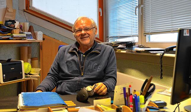 Rektor Andreas Geiger kommt kaum noch von seinem Rechner weg, so viel Organisatorisches hat er zu bewältigen.