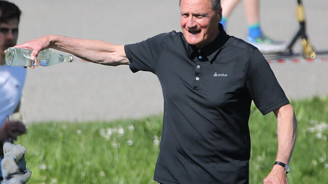 Michael Krause, Trainer des FC Überlingen, sah sein Team zwar 3:0 in Front, aber erst in der vorletzten Minute machte es mit dem 4:2 den ...