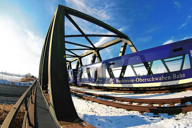 Die Bodensee-Oberschwaben-Bahn bei winterlichen Wetterbedingungen.