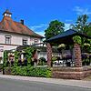 Die Ortsverwaltung von Tennenbronn mitten im Dorf. Seit 2006 ist die bis dahin eigenständige Gemeinde ein Stadtteil der Großen ...