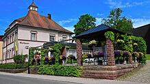 Die Ortsverwaltung von Tennenbronn mitten im Dorf. Seit 2006 ist die bis dahin eigenständige Gemeinde ein Stadtteil der Großen ...