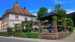 Die Ortsverwaltung von Tennenbronn mitten im Dorf. Seit 2006 ist die bis dahin eigenständige Gemeinde ein Stadtteil der Großen ...