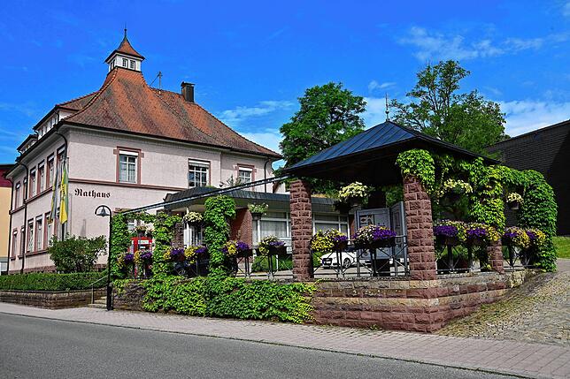 Die Ortsverwaltung von Tennenbronn mitten im Dorf. Seit 2006 ist die bis dahin eigenständige Gemeinde ein Stadtteil der Großen ...
