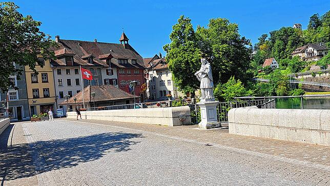 Die Nepomuk-Statue auf der Laufenbrücke.