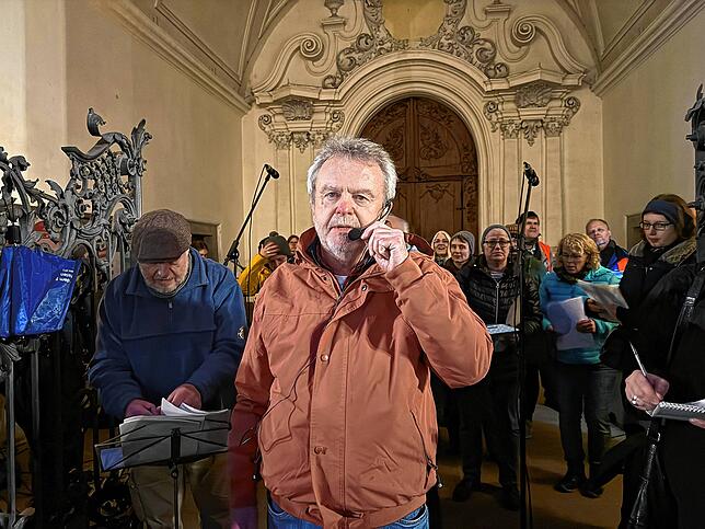 Bild 12: Mehr als 700 Menschen demonstrieren für mehr Menschlichkeit und Toleranz