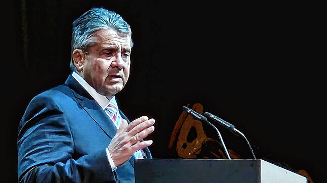 Der ehemalige Vizekanzler und Bundesvorsitzende der SPD, Sigmar Gabriel. Er redet dem Festpublikum ins Gewissen: Noch nie sei ein ...