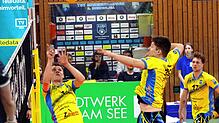 Der TSV Mimmenhausen (Philipp Hornung, links, und Pascal Zippel beim Schnellangriff, im Hintergrund Diagonalangreifer Lukas Baumgärtner) ...