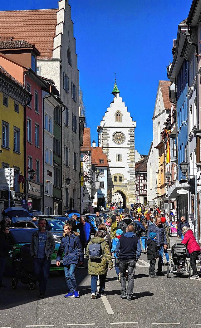 Viele lockt es bei dem schönen Wetter nach draußen, wie hier in die Franziskaner Straße mit Autoshow.
