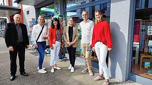 Sie freuen sich über Impulse für die Lauchringen Ortsmittel (von links): Bürgermeister Thomas Schäuble, Stefanie Lovisi, Vorsitzende des ...