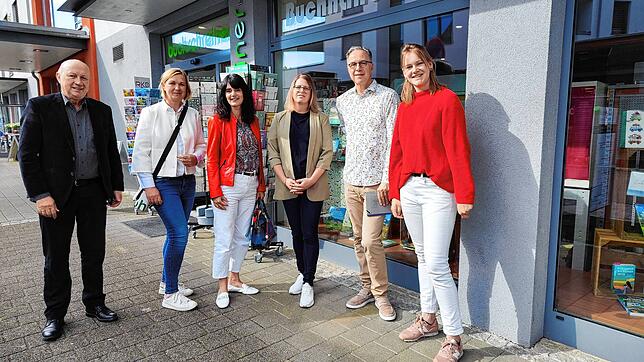 Sie freuen sich über Impulse für die Lauchringen Ortsmittel (von links): Bürgermeister Thomas Schäuble, Stefanie Lovisi, Vorsitzende des ...