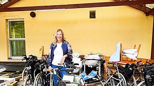 Brigitta Szabados mit den Spenden aus Donaueschingen. Sie leitet das Altenheim in Vác und freut sich über die neuen Geräte. Foto: Stadt ...