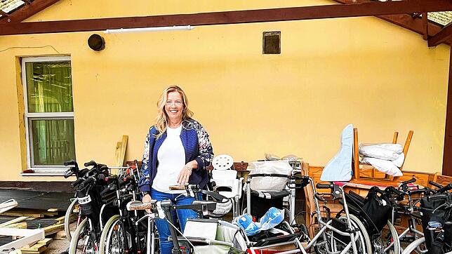 Brigitta Szabados mit den Spenden aus Donaueschingen. Sie leitet das Altenheim in Vác und freut sich über die neuen Geräte. Foto: Stadt ...
