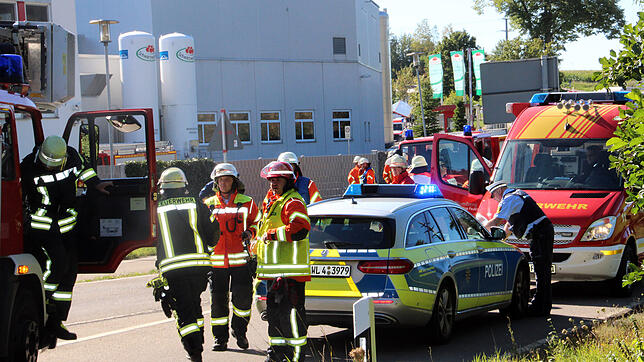Zahlreiche Blumberger Feuerwehrleute sind wegen eines Gebäudebrands beim Schwarzwaldhof im Einsatz. Bild: Bernhard Lutz
