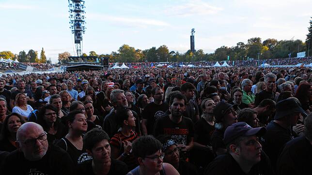 Bild 8: Die Toten Hosen geben sich in Konstanz die Ehre. Fotos aus dem ausverkauften Stadion