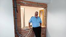 Revierleiter Spencer Diringer zeigt eine der vielen Baustellen im Polizeirevier Rheinfelden. Foto: Maximilian Müller