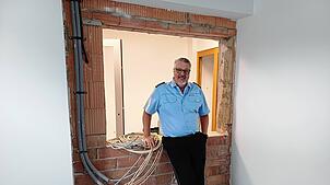 Revierleiter Spencer Diringer zeigt eine der vielen Baustellen im Polizeirevier Rheinfelden. Foto: Maximilian Müller