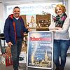 Einzelhändler-Vorsitzender Michael Dold und Kassiererin Melanie Rombach präsentieren das Plakat für den Schonacher Weihnachtsmarkt am ...