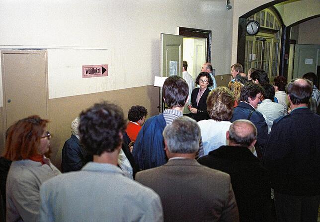 DDR-Bürger stehen in einem Wahllokal in Leipzig Schlange. Bei den ersten freien und demokratischen Wahlen in der DDR im März 1990 siegte ...