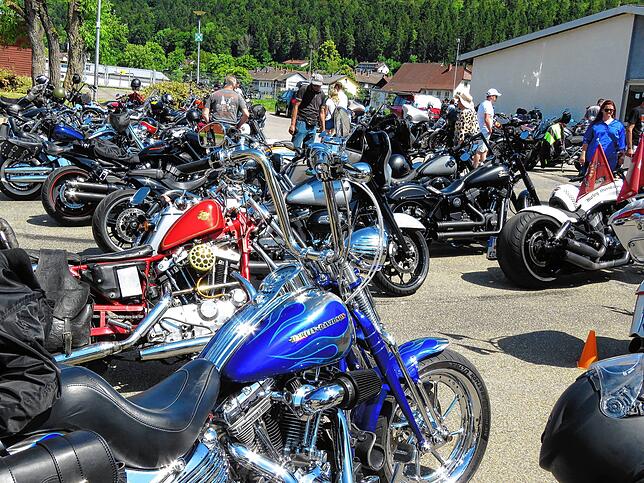 Bild 7: Chrom, Glitzer und dröhnende Motoren beim zwölften American-Cars- Treffen