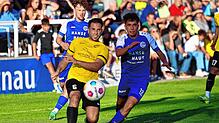 Das Hinspiel gewann der FC Radolfzell (rechts Paulo Da Silva) mit 4:0 gegen den FC Öhningen-Gaienhofen (links Adriano Michienzi).