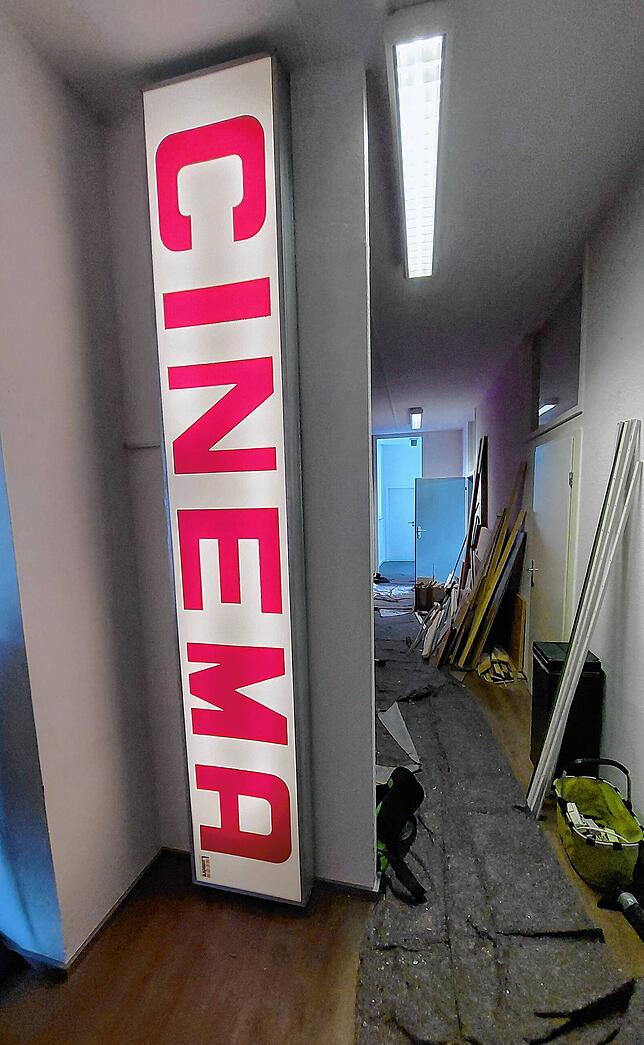 Der Schriftzug vom alten Cinema hat in den neuen Guckloch-Räumen seine Heimat gefunden.
